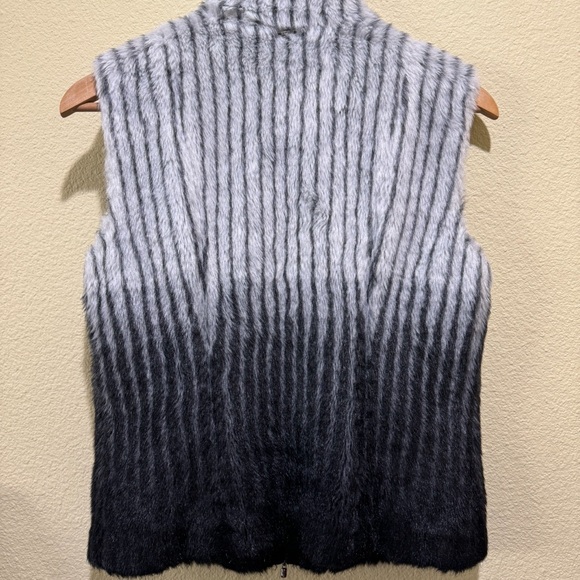 ST JOHN VEST - Picture 3 of 8